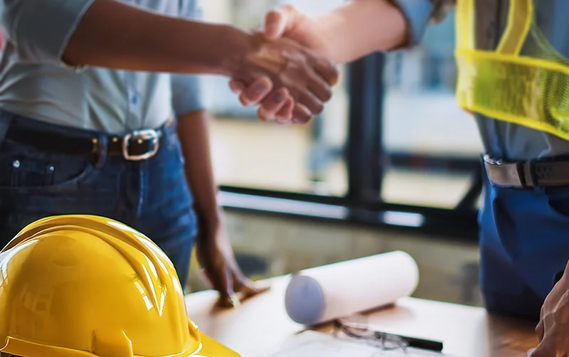 Vertragserfüllungsbürgschaft, Handschlag, Bauhelm, Vertrag